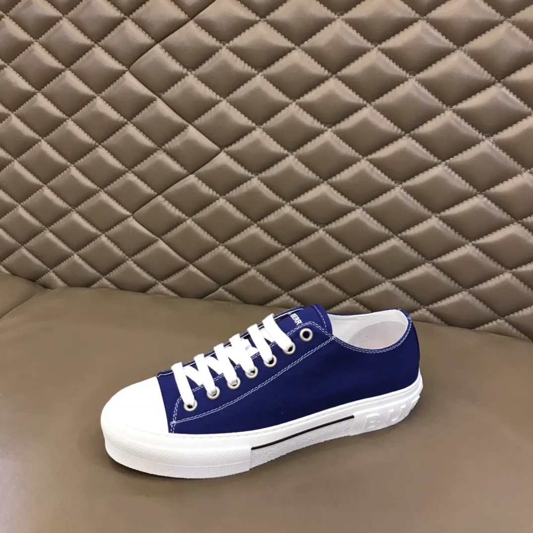 ◾️Men's Shoes💰380 ▫️B's men's classic low-top sneakers are reinterpreted with Vintage retro plaid cotton material and decorated with a new brand logo. First-grain cowhide lining, embossed Burberry lettering logo on the heel, original outsole! 38-46